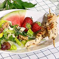 Marinerte kyllingspidd med ristede valn&oslash;tter og bl&aring;muggost