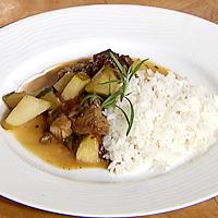 Nakkekoteletter med p&aelig;rer og bl&aring;muggost