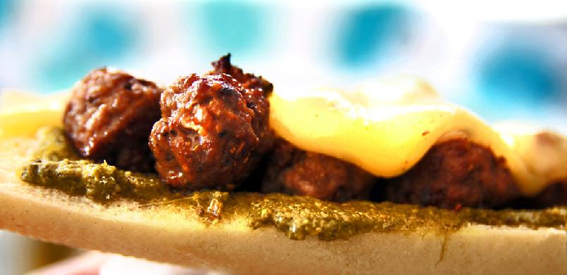 Sandwich med kj&oslash;ttboller og pesto