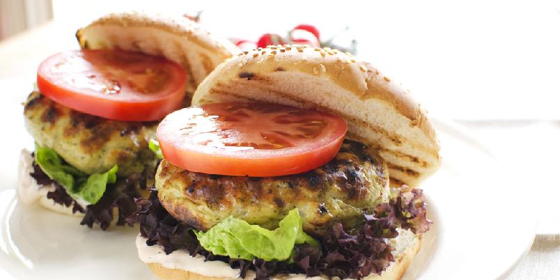 Fiskeburger med hvitl&oslash;kmajones