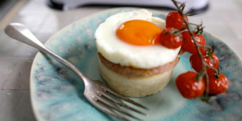 Tekaker av potet med l&oslash;nneskinke, tomater og stekte egg