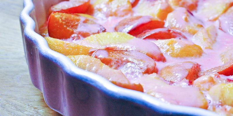 Fersken- og nektarinkompott med r&oslash;d fl&oslash;te 